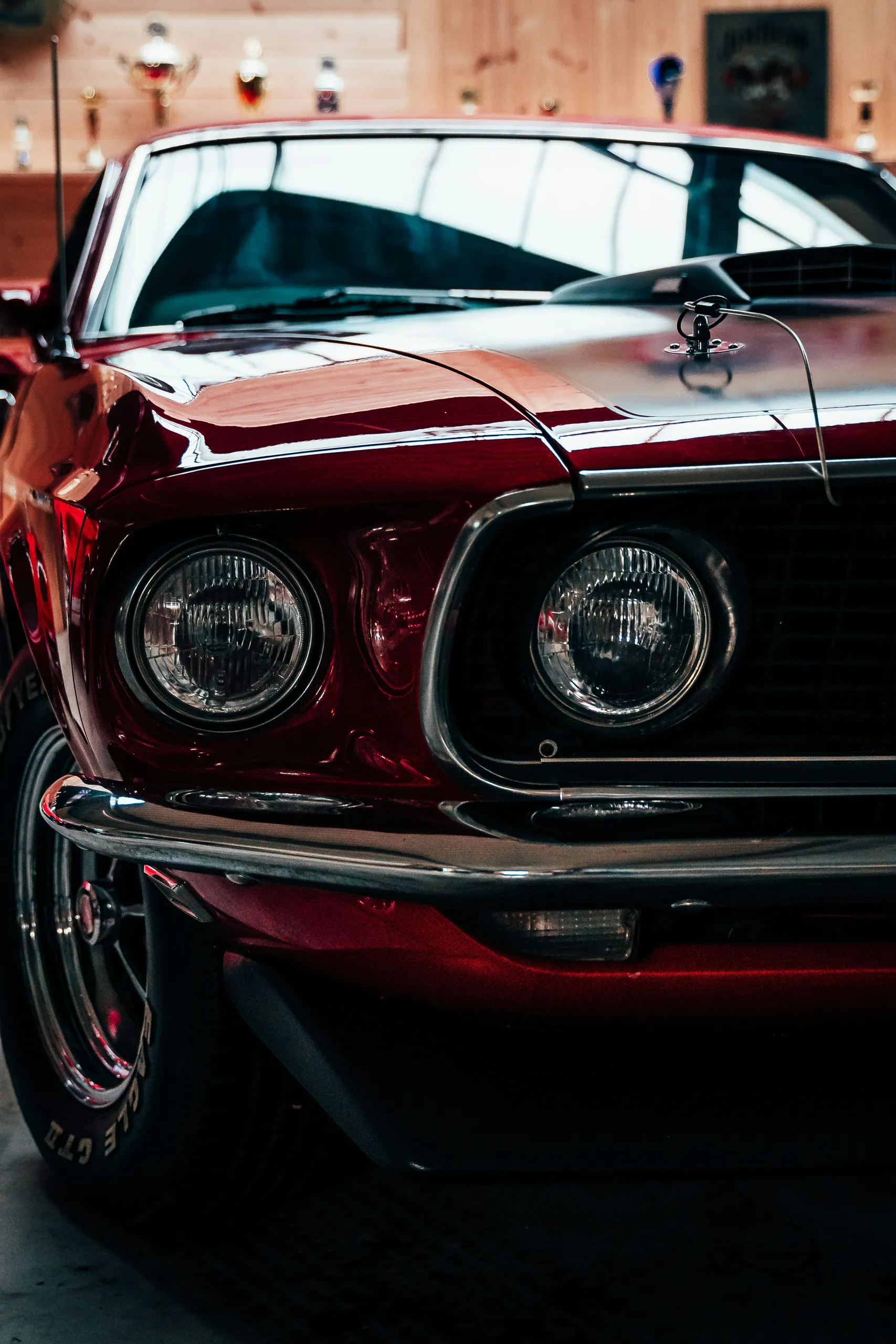 Ford Mustang clásico burdeos pulido a brillo espejo después del pulido, brillo espejo