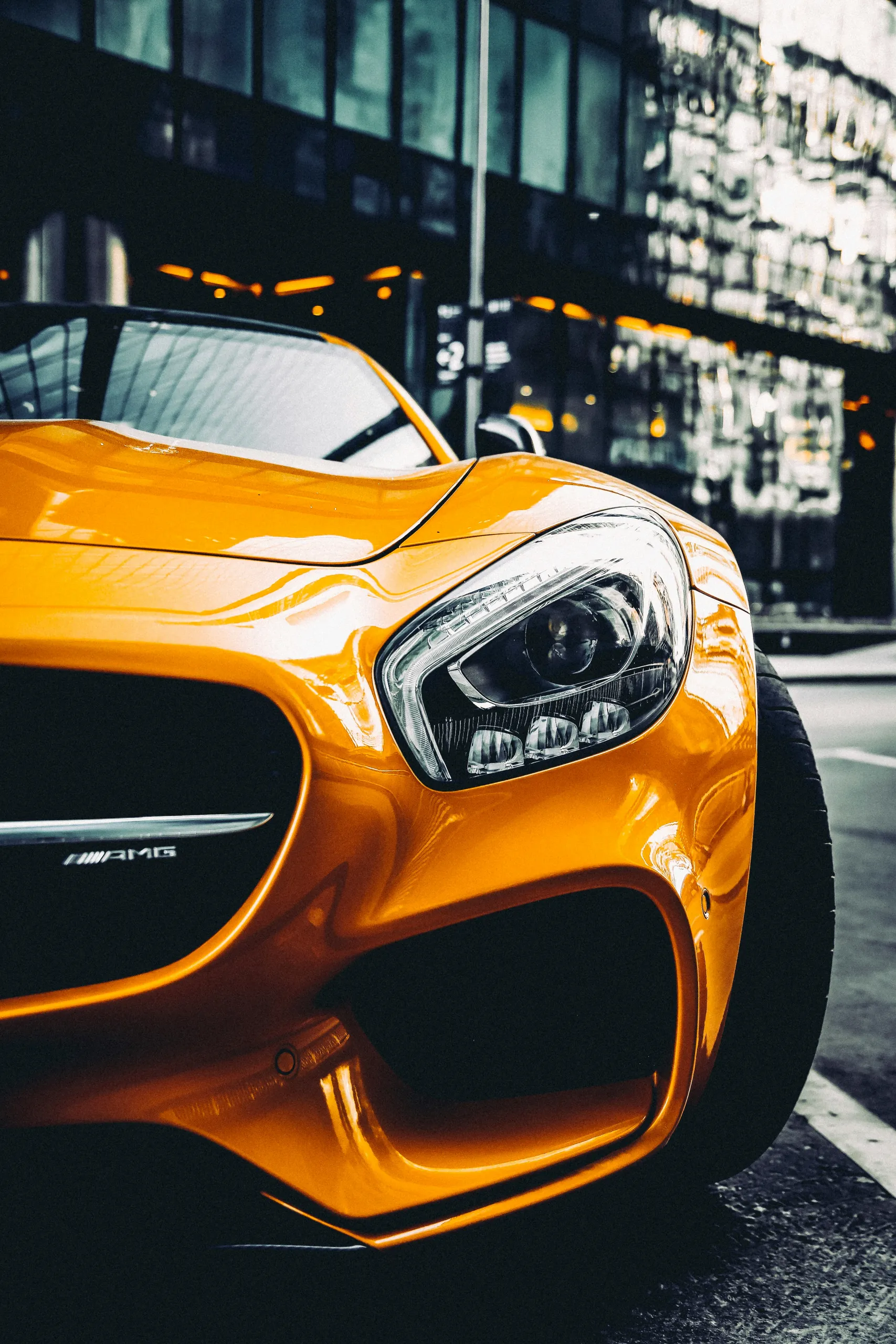 Mercedes-AMG GT naranja con pintura pulida en una calle de la ciudad